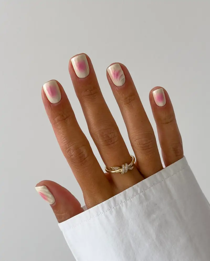 diseños de uñas con los colores de verano 2025 uñas aura perladas
