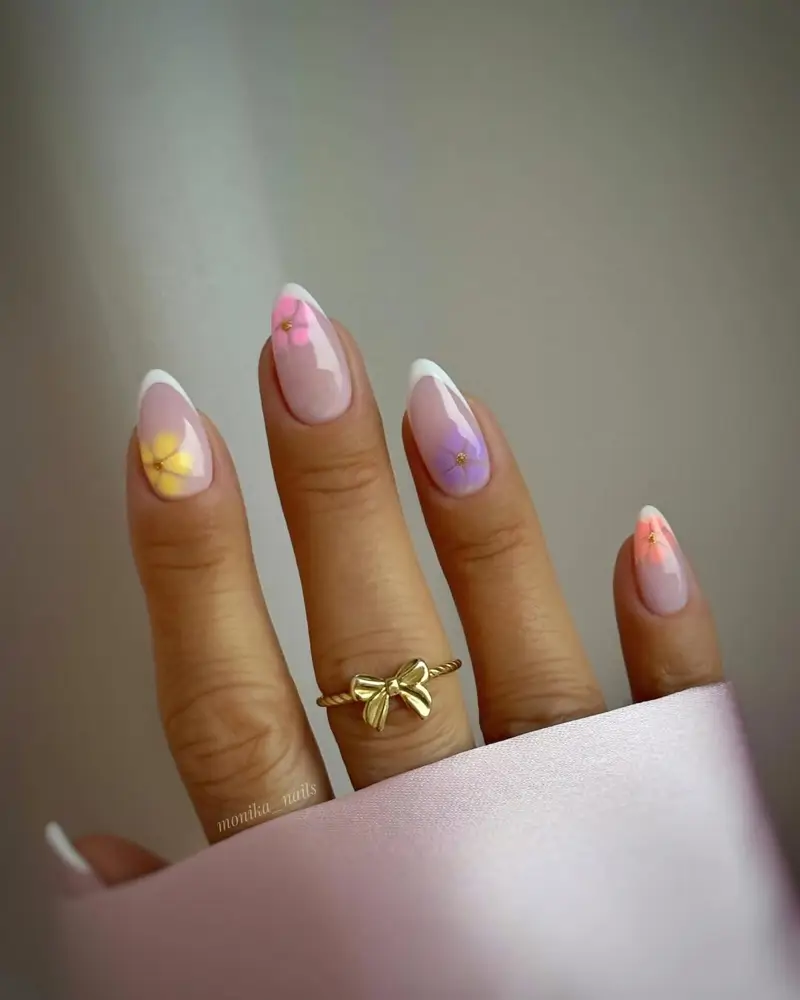 flores pastel diseños de uñas con los colores de verano 2025