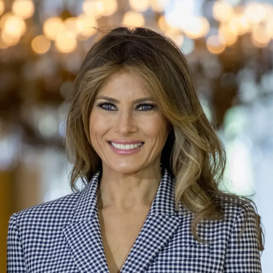 Si tuviera un pantalón con estampado de flores, lo llevaría como Melania Trump: un look elegante con toque vitamina que rejuvenece a los 55