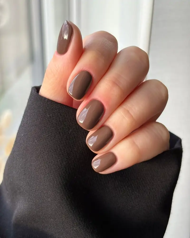 Mocha Mousse diseños de uñas con los colores de verano 2025
