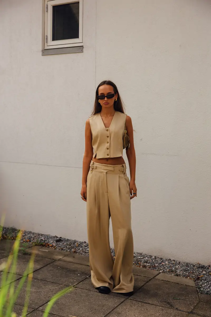 mujer con pantalón fluido