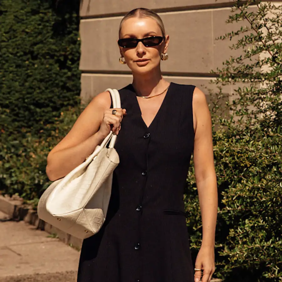 mujer con vestido negro 