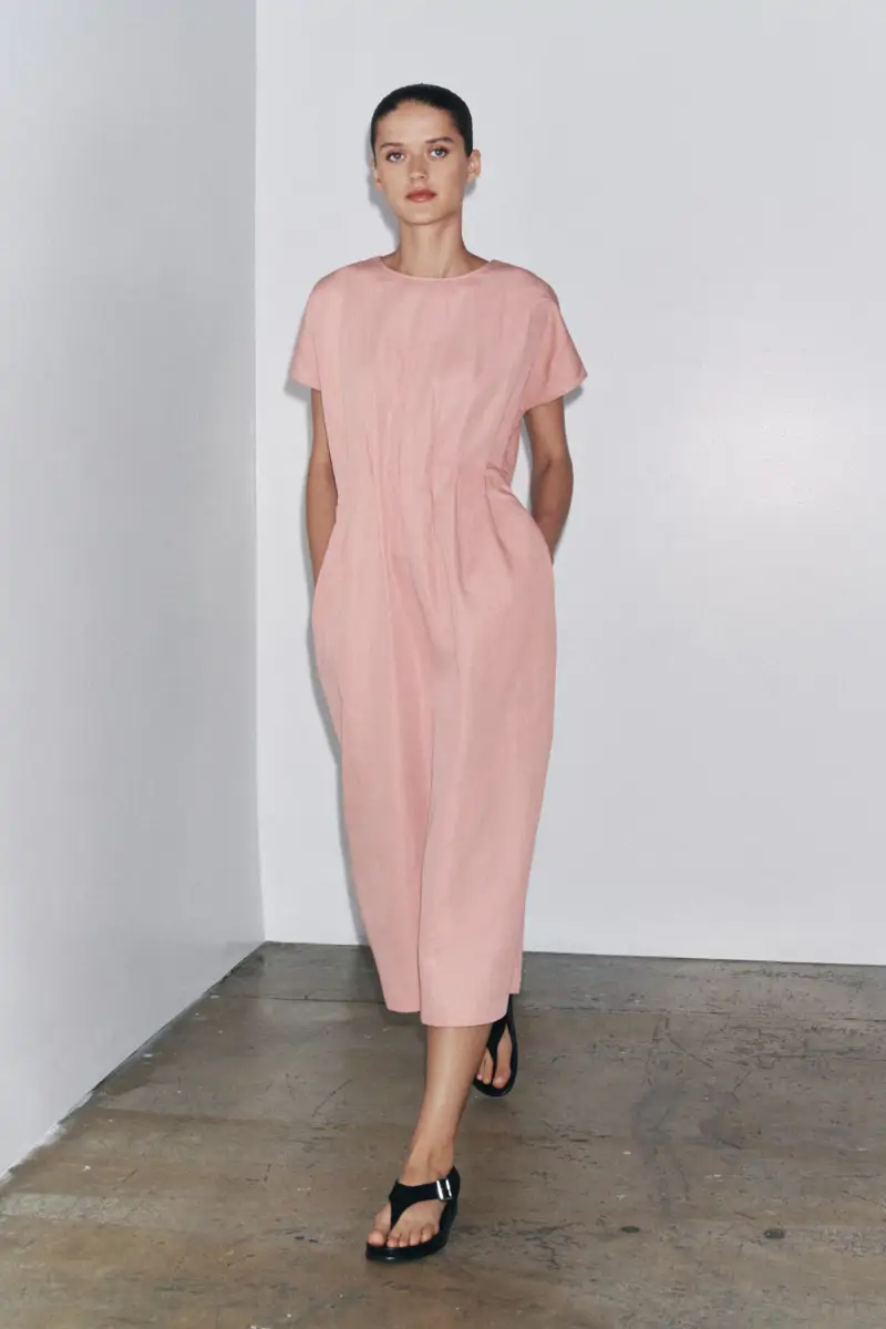 Vestido rosa cómodo para trabajar en casa