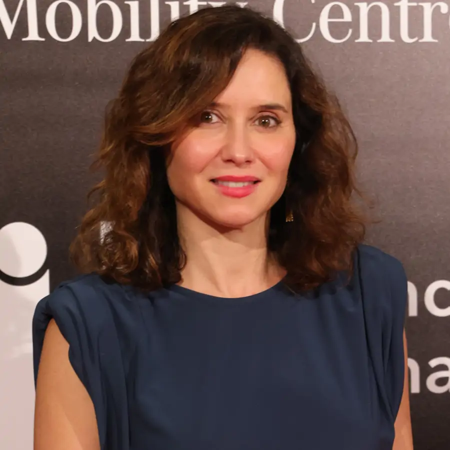 Conchi Arias, peluquera curly: "El pelo rizado de Isabel Díaz Ayuso necesita una buena técnica de secado porque no tiene un rizo definido"