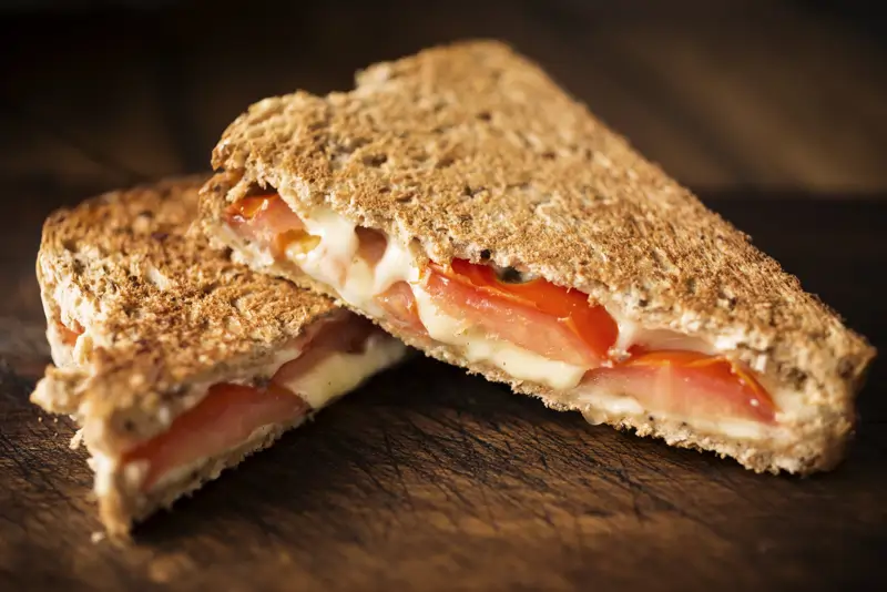 sandwich de queso y tomate