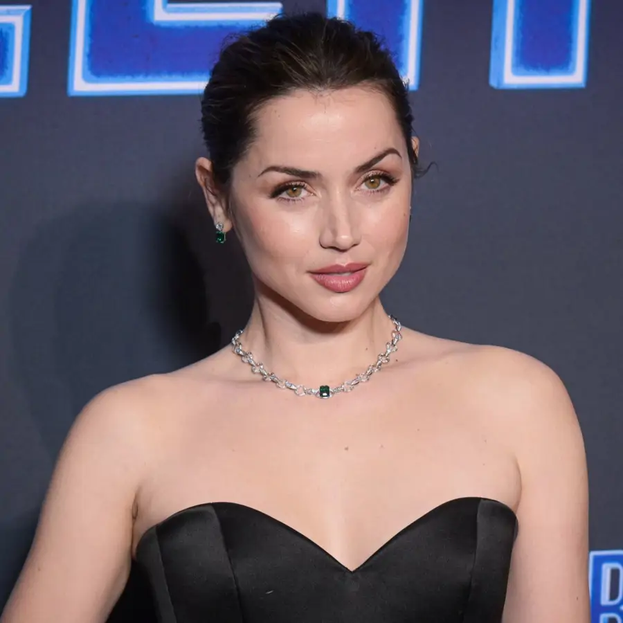 Ana de Armas: "Recuerdo usar las cremas faciales de mi abuela. Se mudó a Cuba, un país muy caluroso y húmedo, pero aun así siempre lucía impecable"