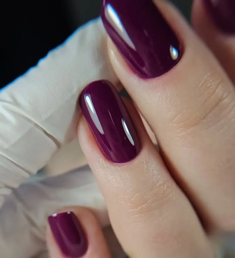 Tendencias en colores de uñas para otoño 2025 borgoña