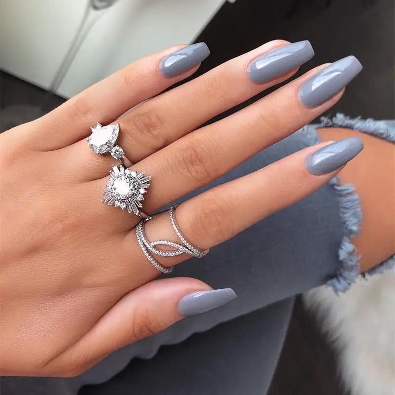 GRIS Tendencias colores de uñas para otoño 2025