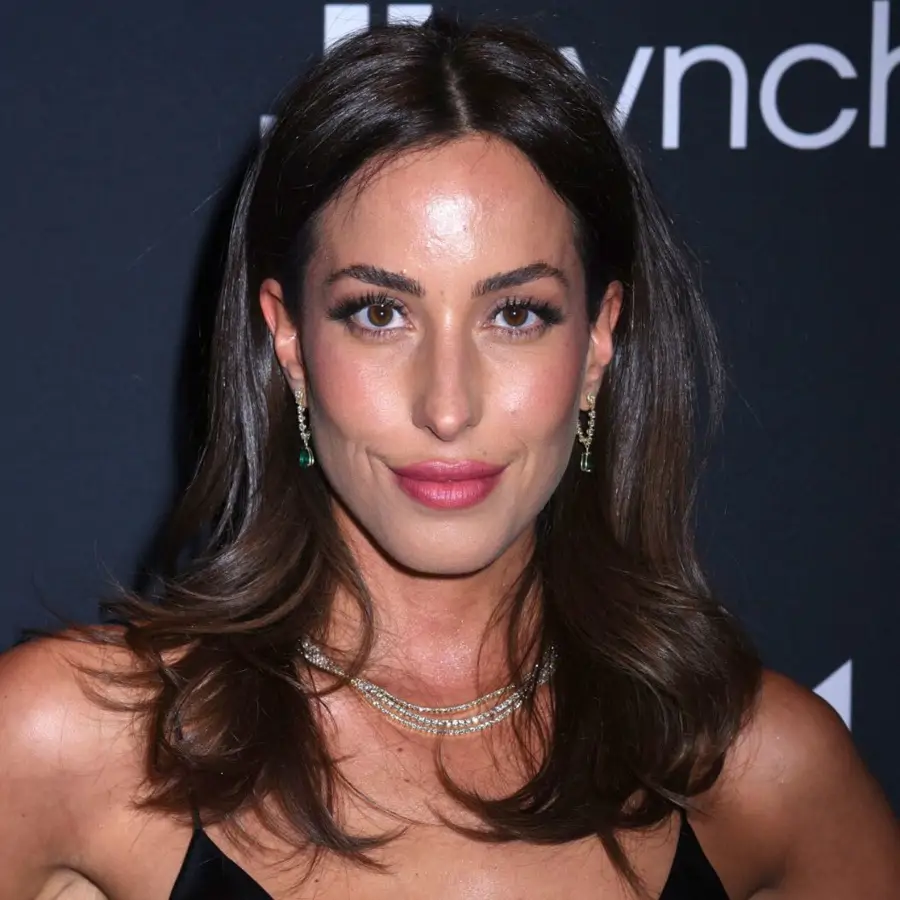 Inés de Ramón, novia de Brad Pitt, luce las uñas naturales cortitas y cuadradas en el color que potencia el bronceado y es elegante