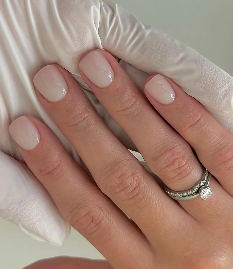 milky nails Tendencias colores de uñas para otoño 2025