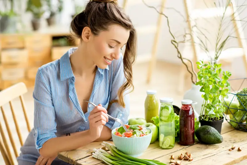 Mujer comiendo ensalada 