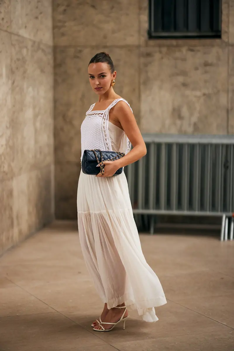 mujer con vestido blanco boho