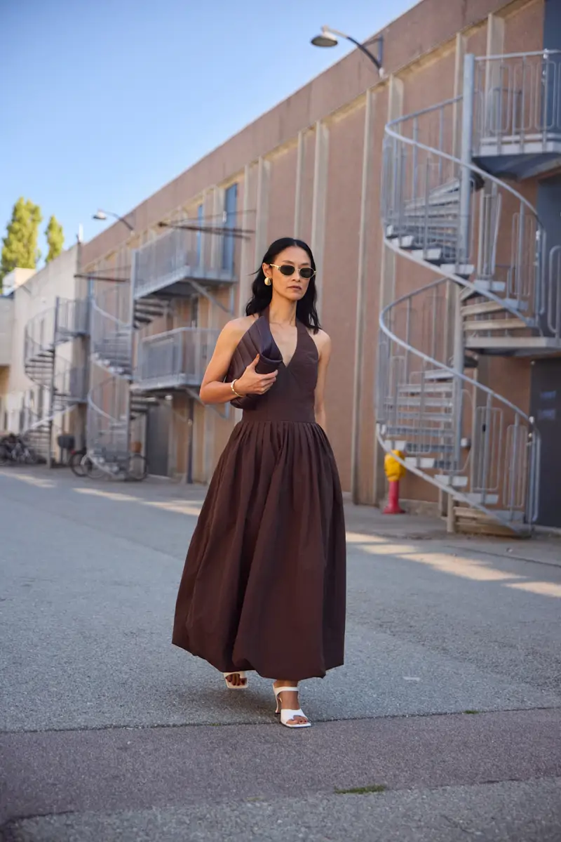mujer con vestido elegante 