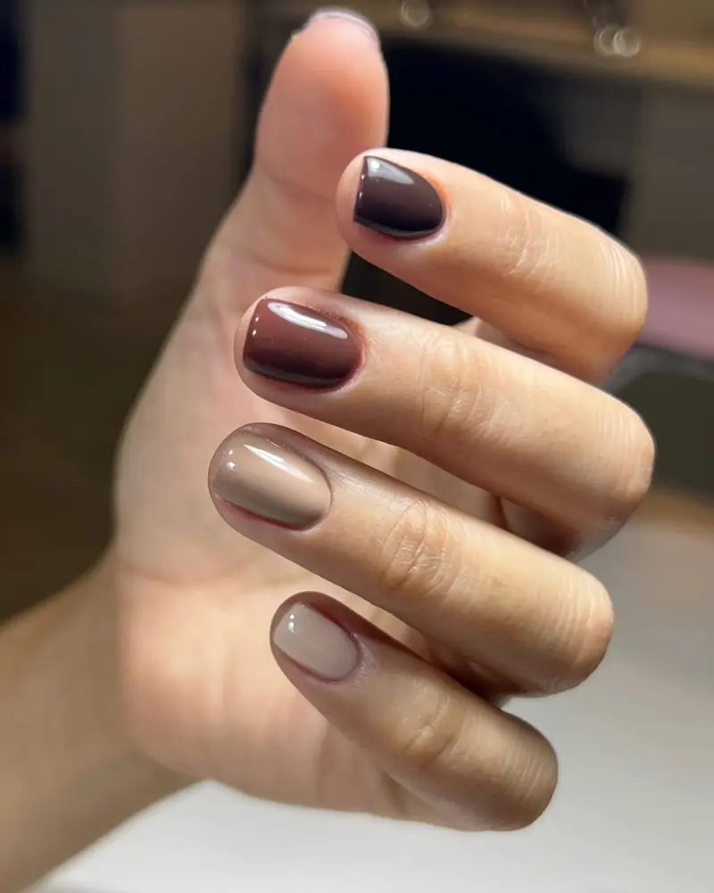 Tendencias colores de uñas para otoño 2025 MARRÓN CHOCOLATE