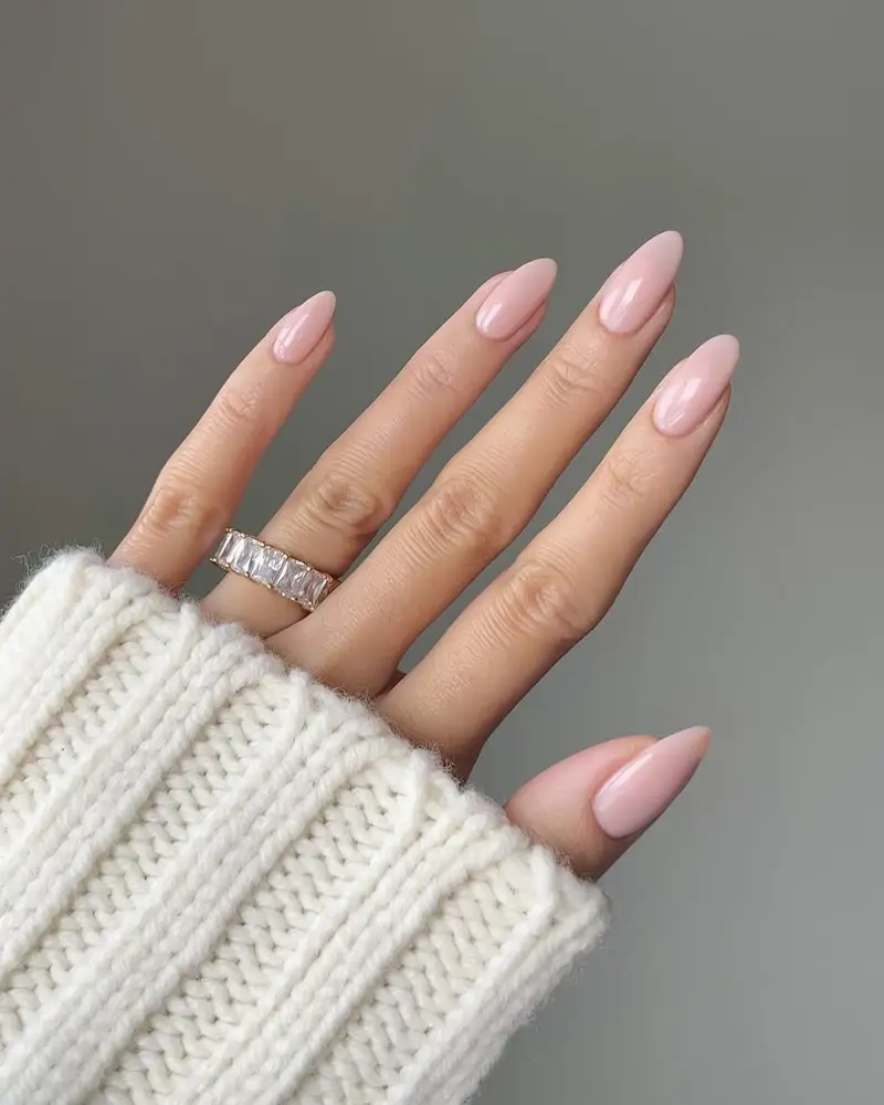 Tendencias colores de uñas para otoño 2025 uñas rosas naturales
