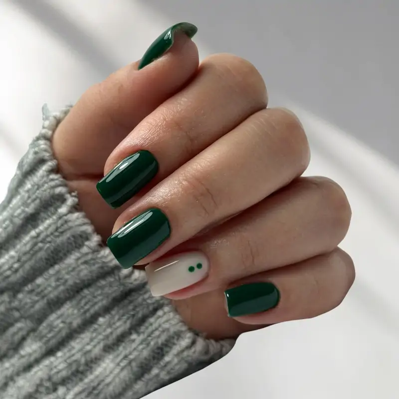 Tendencias colores de uñas para otoño 2025 verde esmeralda