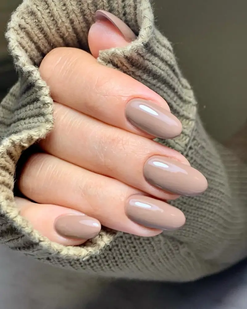 Tendencias en colores de uñas para otoño 2025 mocha mousse
