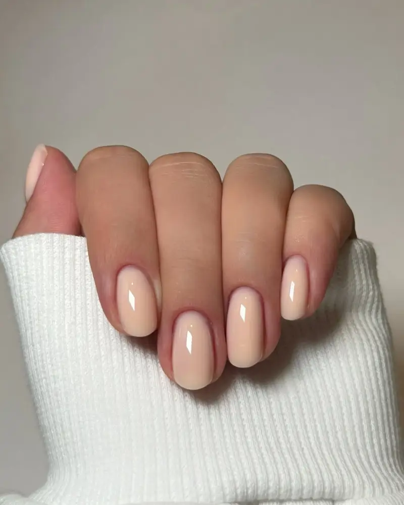 Tendencias en colores de uñas para otoño 2025 nude