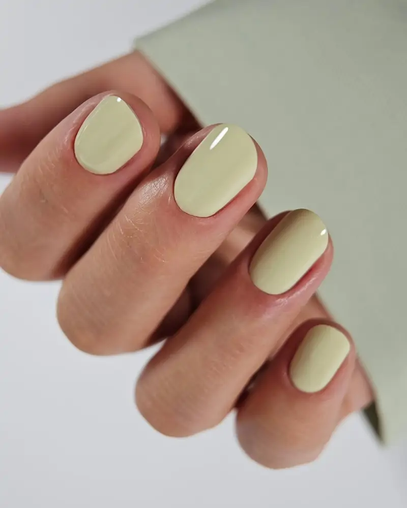 Tendencias en colores de uñas para otoño 2025 verde pistacho