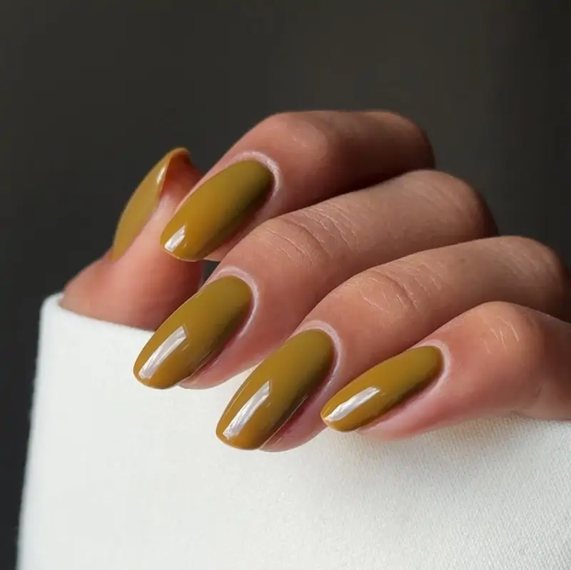 Tendencias en colores de uñas para otoño 2025Verde oliva