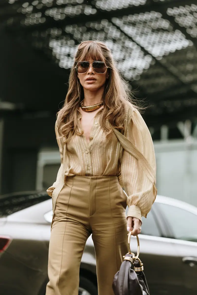 mujer con blusa