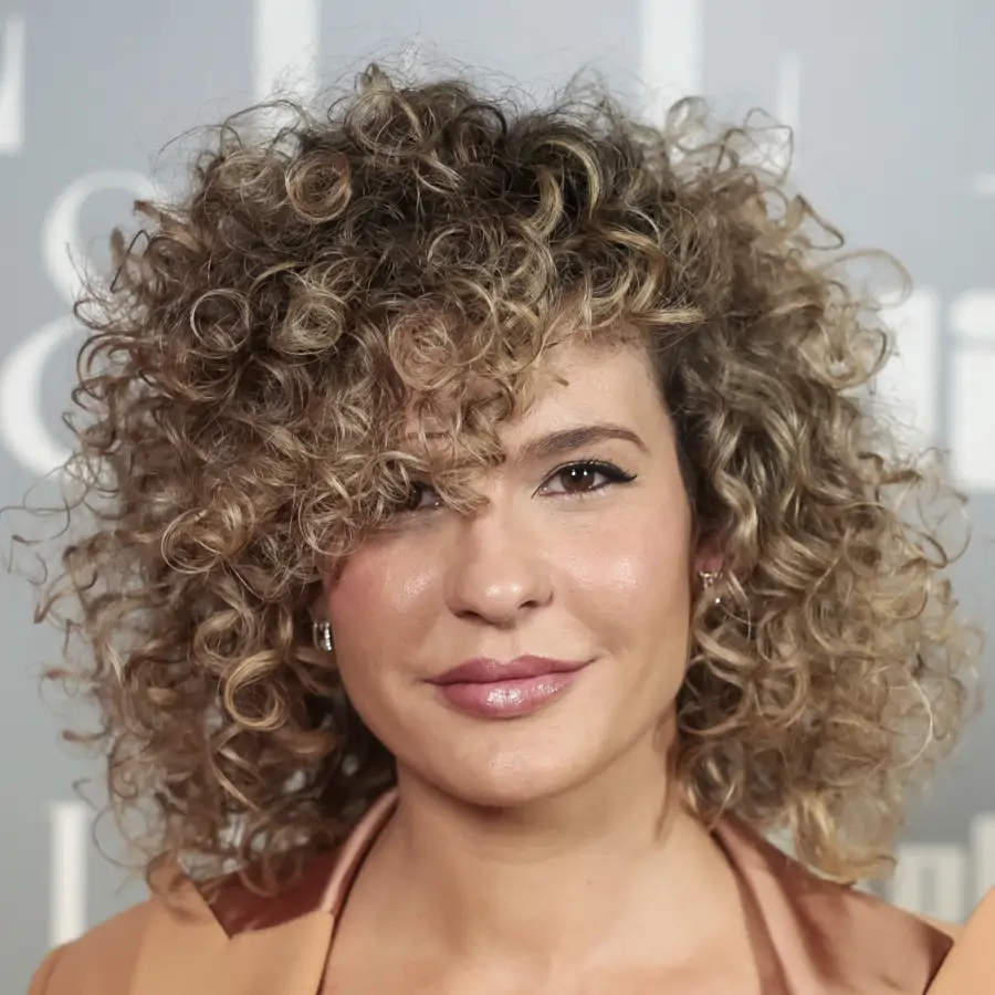 Sheila Casas (37 años): "Para definir mis rizos aún más, subo la velocidad del secador y con un peine de púas lo voy retirando de la raíz para darle mucho más volumen"