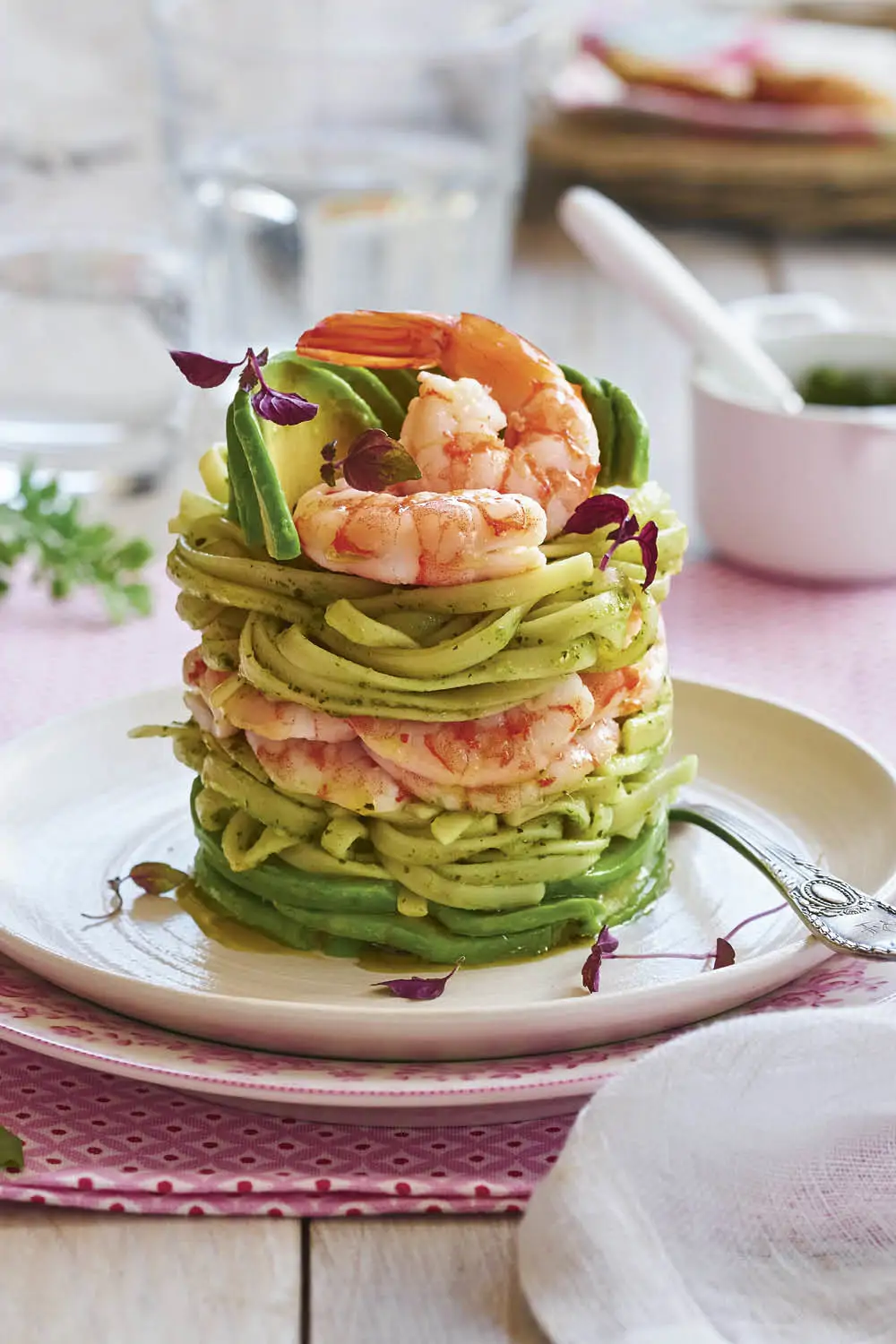 recetas de pastas frías tallarines con aguacate y langostinos