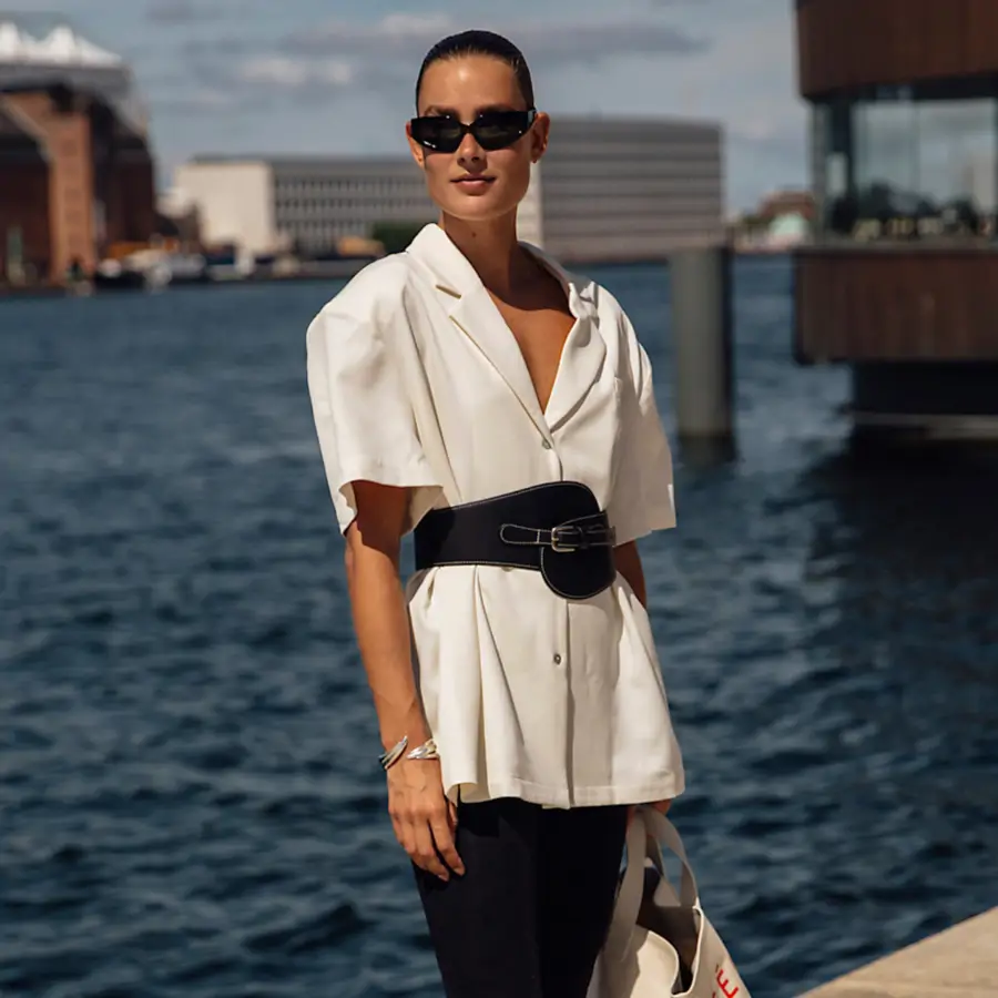 mujer con pantalones capri 