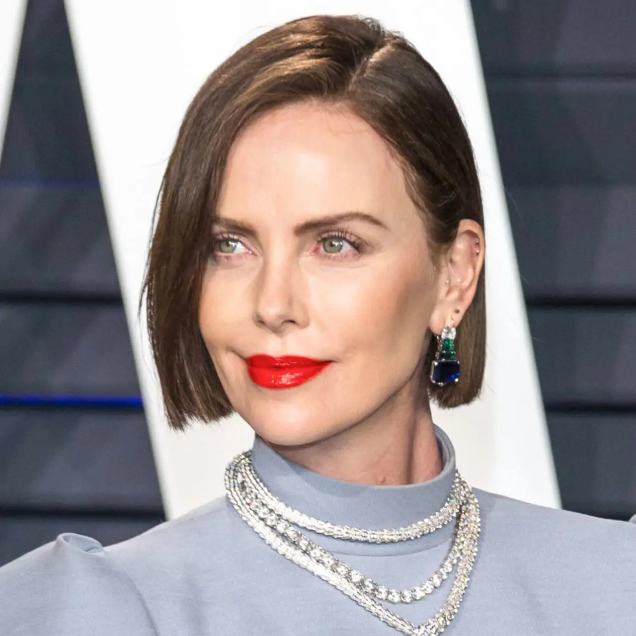 adjunta charlize pelo corto