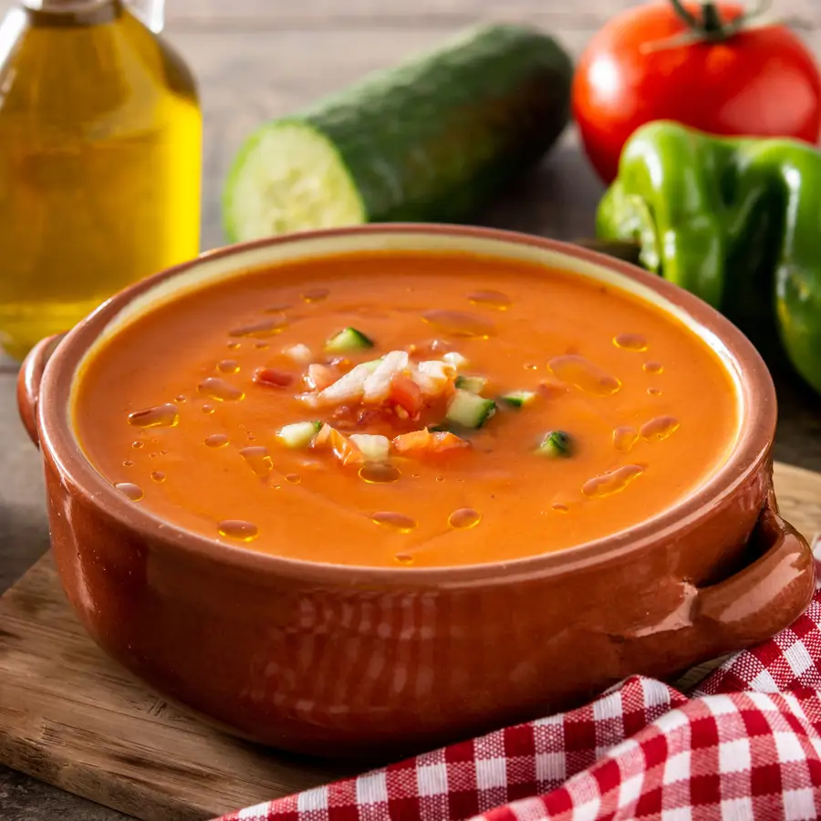 Tamara Falcó: “El gazpacho Miraflores es una receta muy de mi casa, aquí le damos una vueltita. Lo que hago es hornear los tomates cherry”