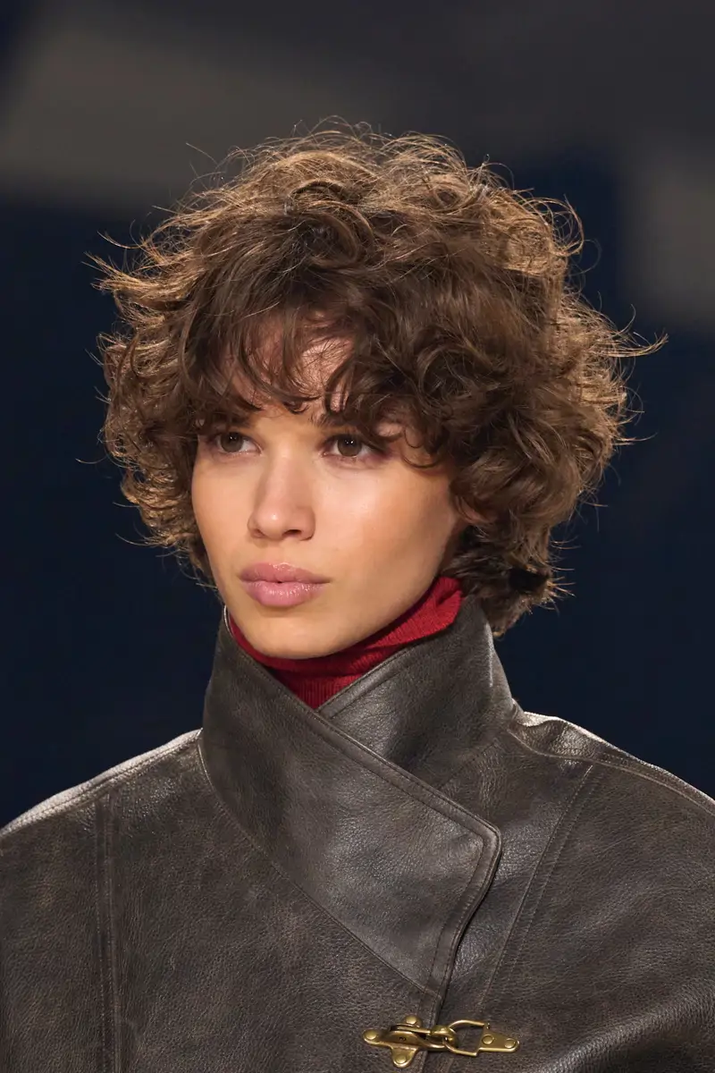 pelo corto rizado mujer 50 anos