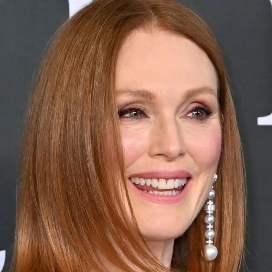 Julianne Moore (64 años): “El mejor truco que he aprendido trabajando con maquilladores es usar la base de maquillaje con discreción. Aplícala solo donde la necesites y difumina muy, muy bien”