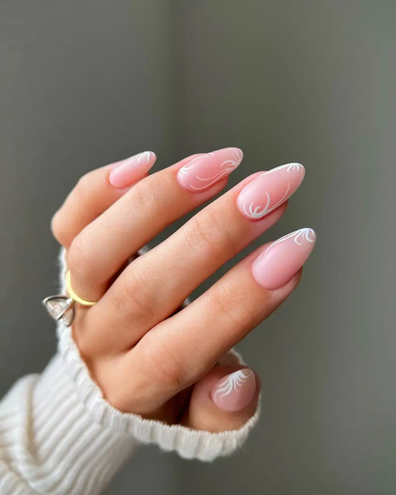  Con detalles a mano uñas decoradas tonos neutros
