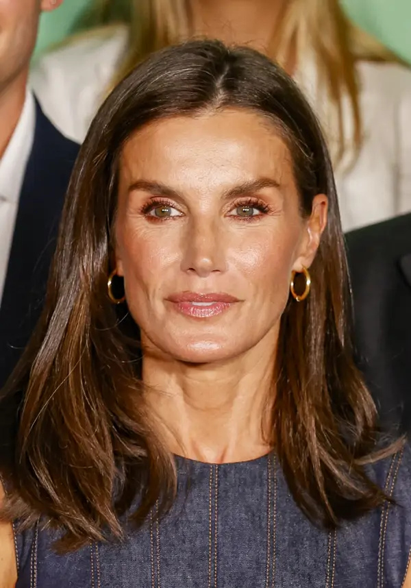 Aprobado por Carolina Herrera: la reina Letizia recupera el vestido denim con vuelo que mejor combina con merceditas rojas 