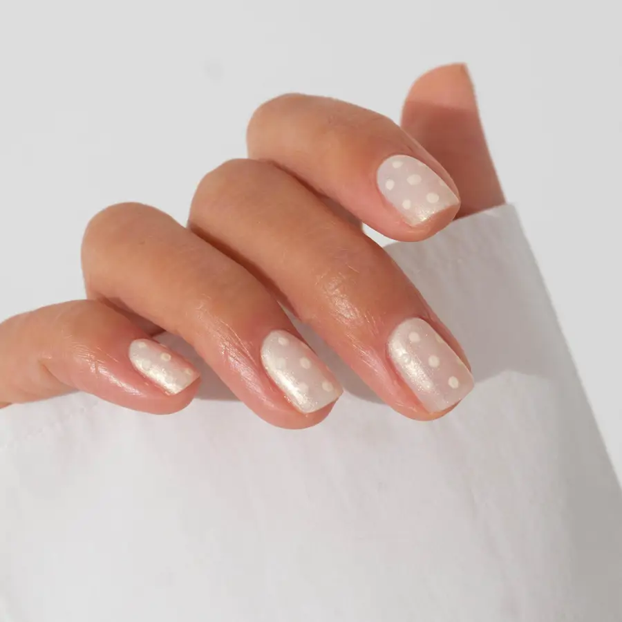 Uñas decoradas en tonos neutros sí, pero así: 25 diseños bonitos y en tendencia que dan un efecto de mano limpia y elegante
