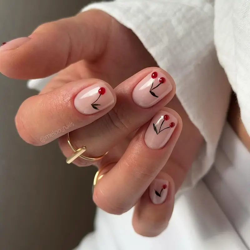 uñas decoradas tonos neutros Con cerezas