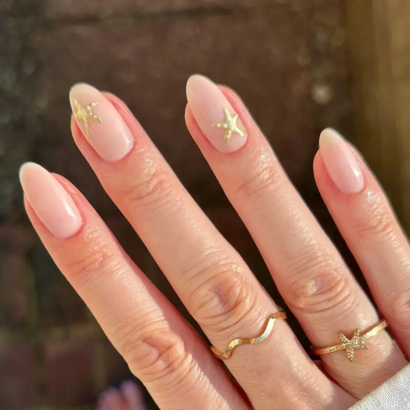 uñas decoradas tonos neutros Con estrellas de mar