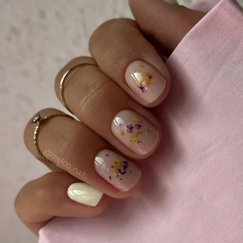 uñas decoradas tonos neutros Con flores secas