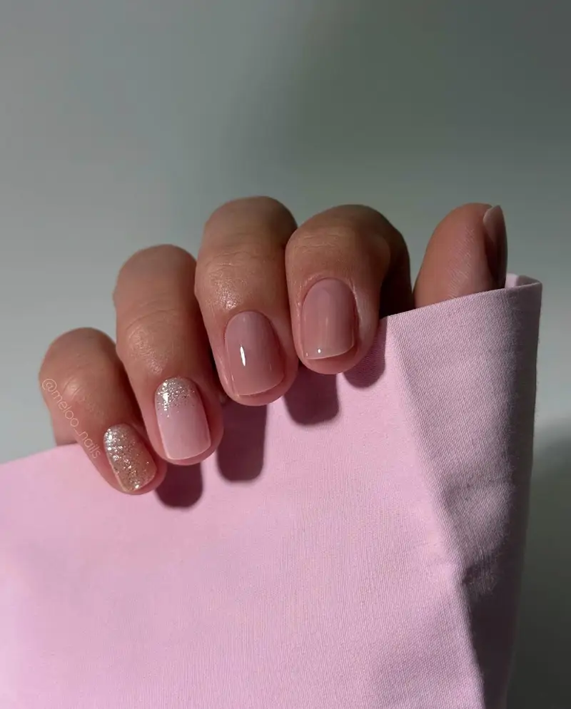 uñas decoradas tonos neutros Con toques de purpurina