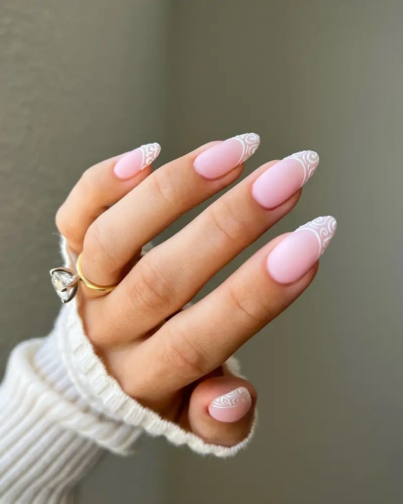 uñas decoradas tonos neutros Francesa efecto encaje