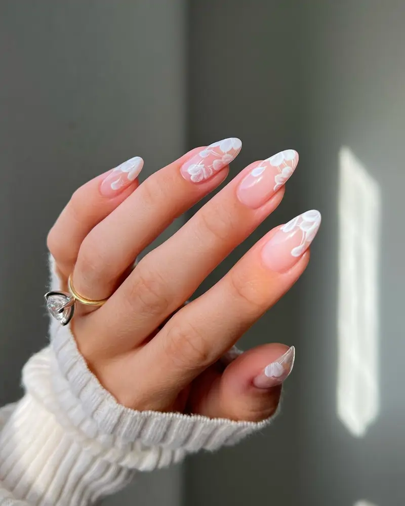 uñas decoradas tonos neutros Francesas con pétalos