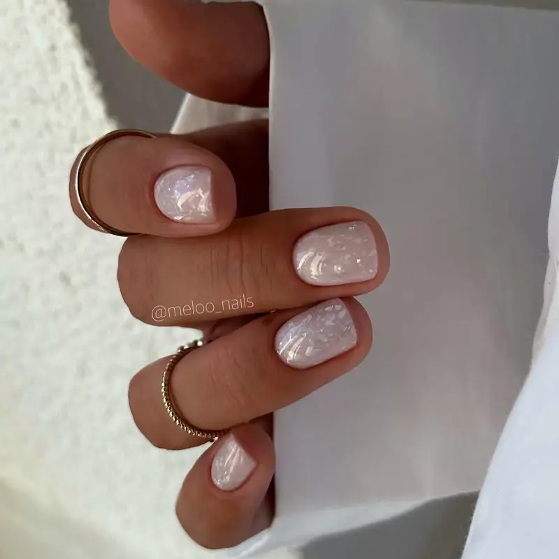 uñas decoradas tonos neutros Milky con purpurina