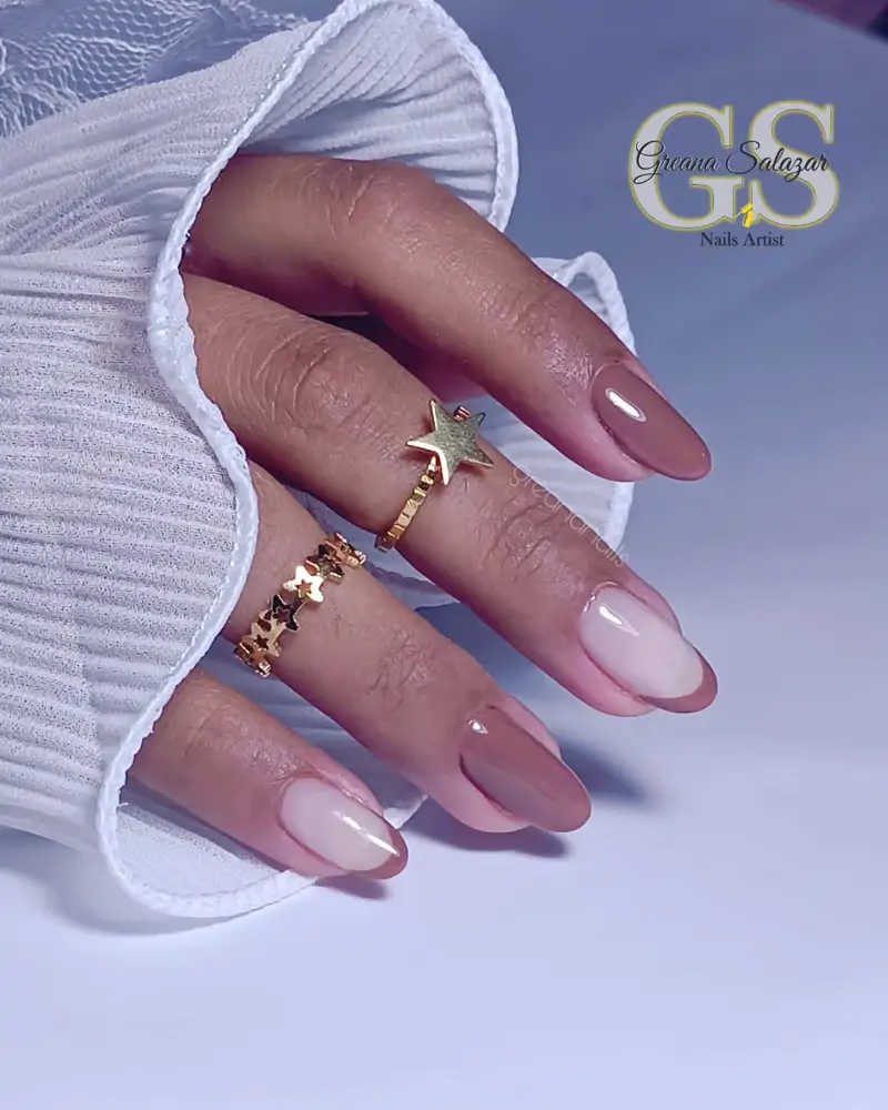 uñas decoradas tonos neutros Mocha Mousse