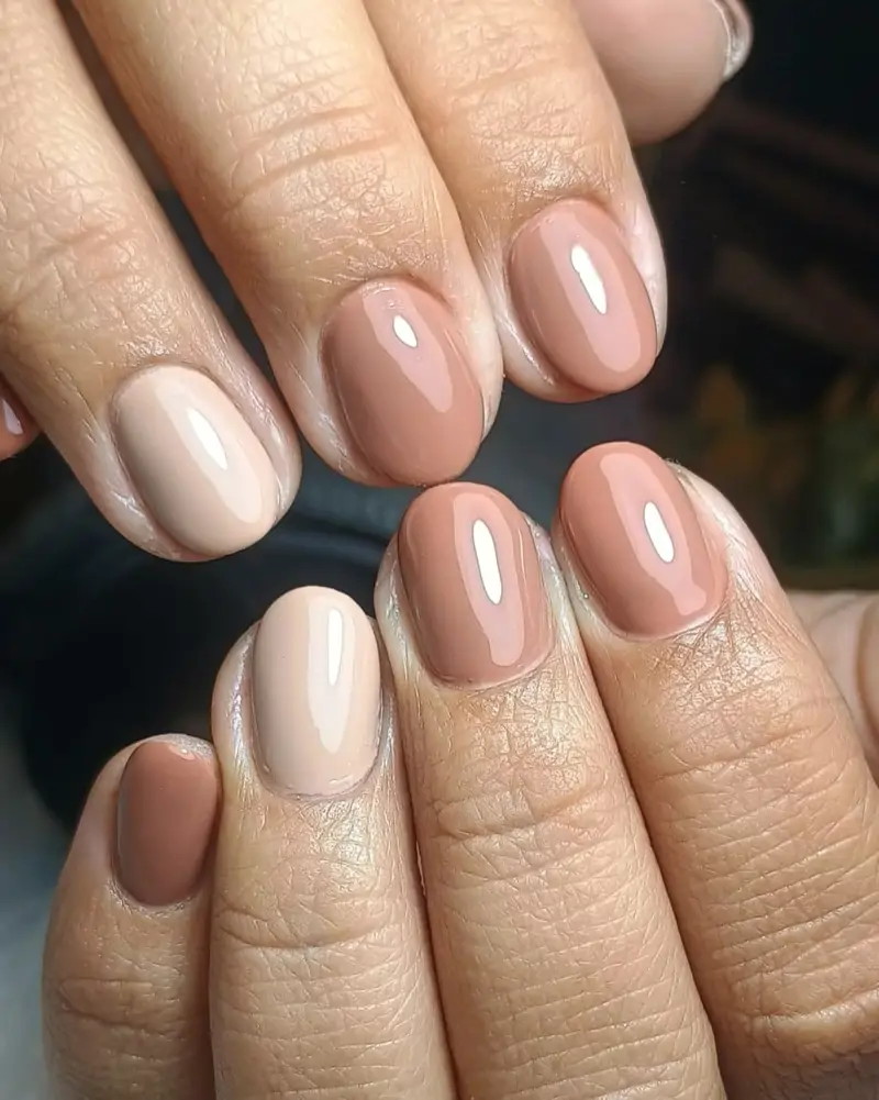 uñas decoradas tonos neutros multitono