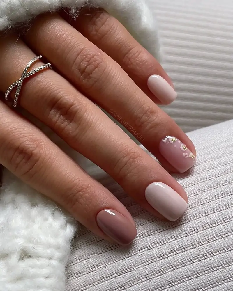 uñas decoradas tonos neutros Rosas con un toque animal print