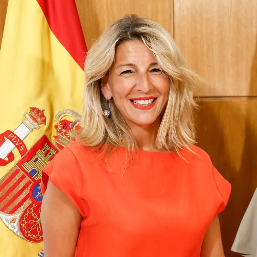 Yolanda Díaz estrena el conjunto pijamero de Zara que favorece pasados los 50: elegante, veraniego y en tendencia 