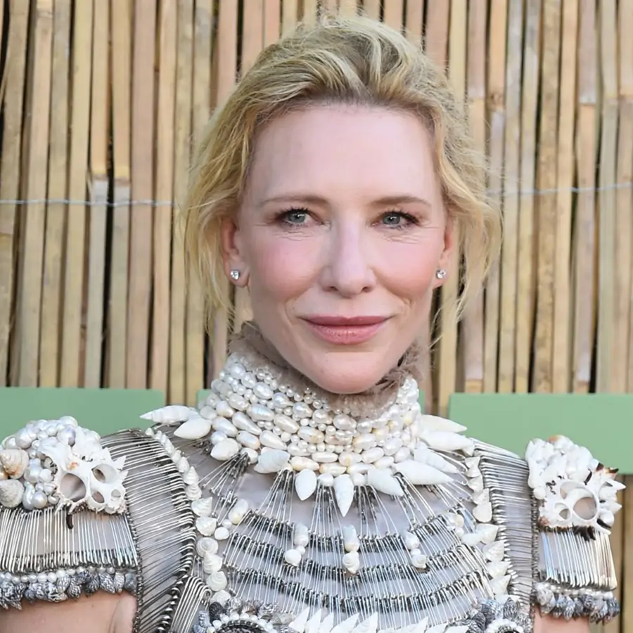 Cate Blanchett (56 años): "El mejor truco de belleza que he aprendido es que si tus ojos se ven hinchados y pequeños, usa un delineador de ojos blanco y aplícalo en la línea interior para abrirlos"