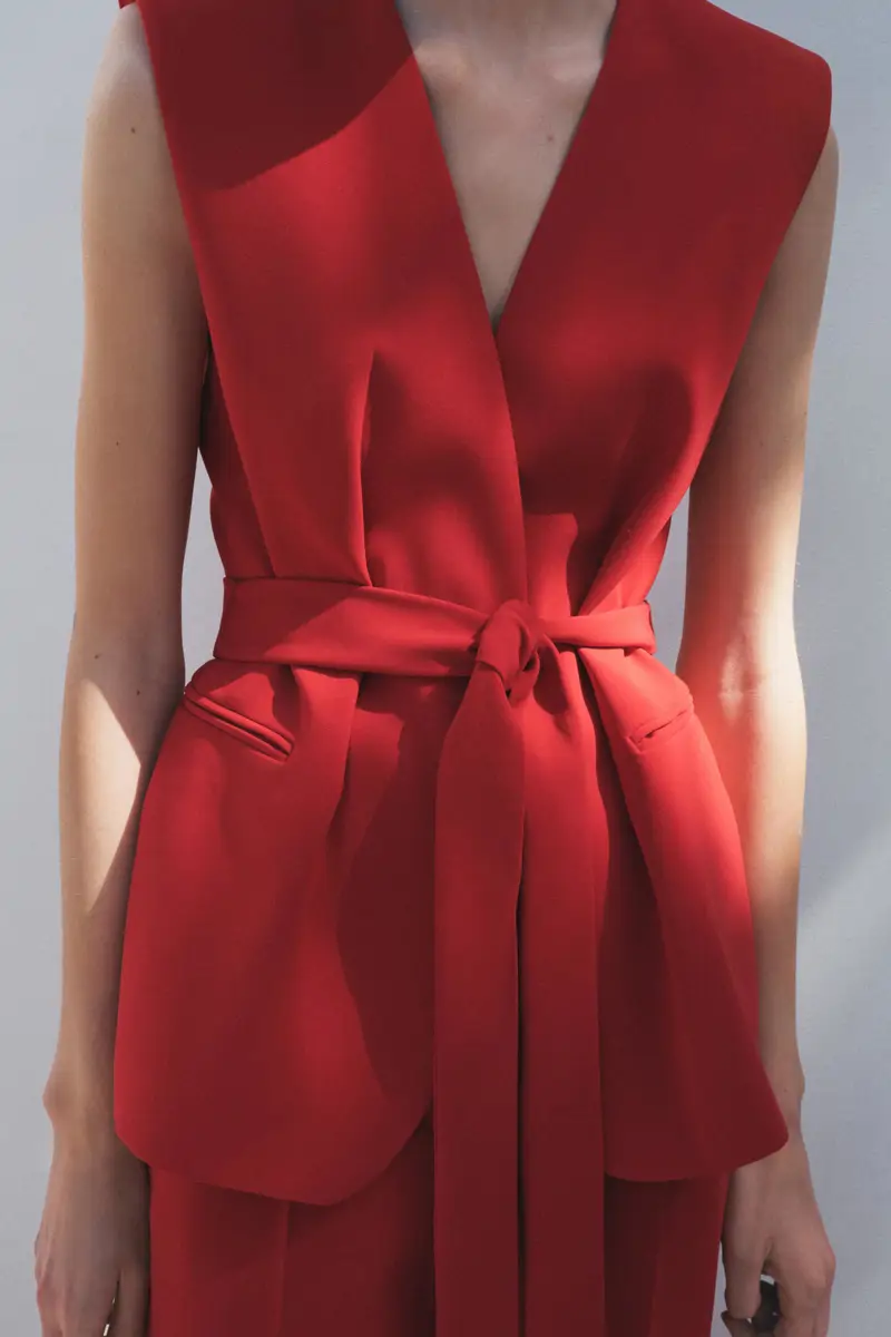 chaleco cinturon rojo zara