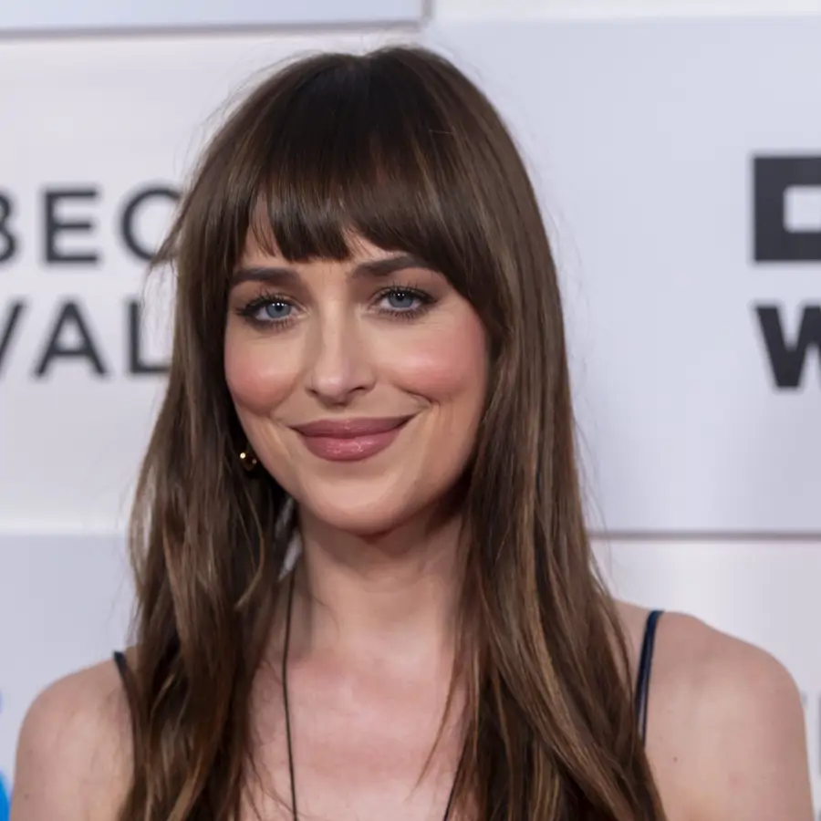 Dakota Johnson (35 años): "Realmente tengo la rutina más simple: me lavo la cara por la mañana y por la noche, la hidrato; durante el día agrego protector solar"