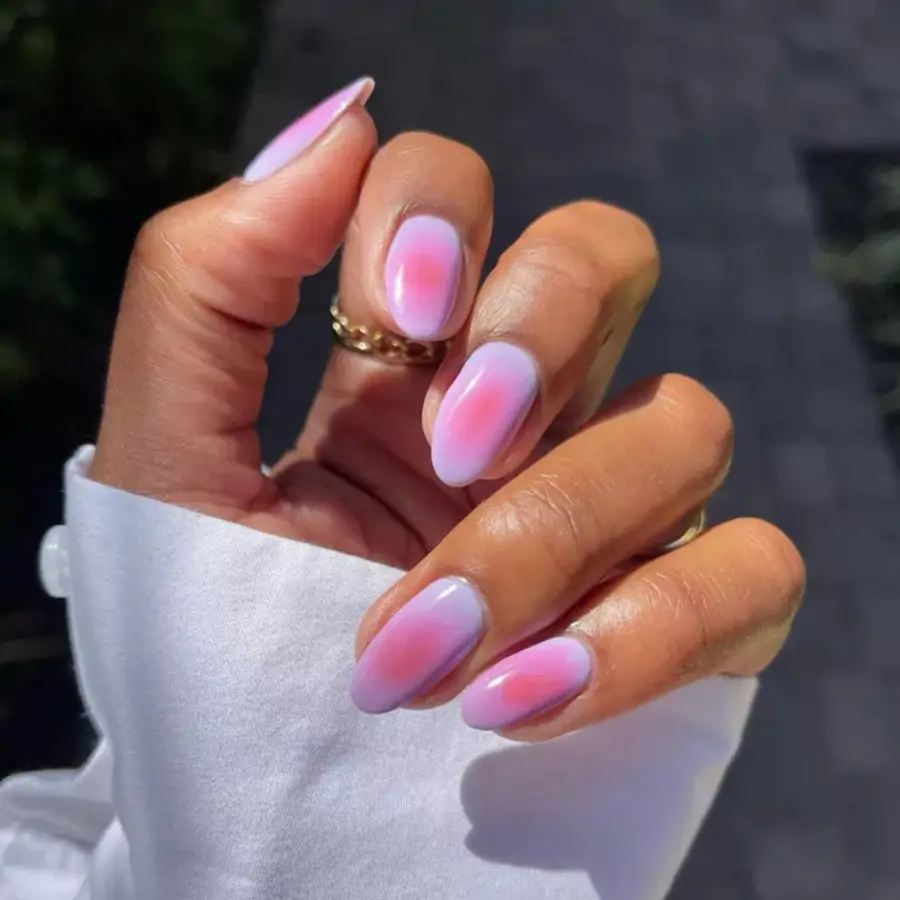 Diseño uñas efecto aura bonitos elegantes tendencia 2025